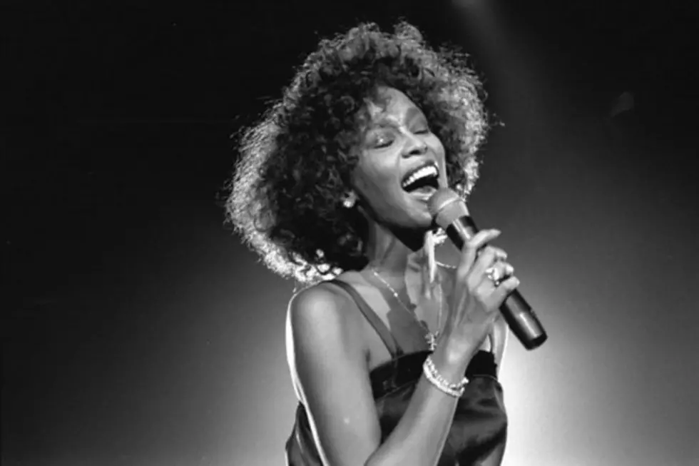 Woman Kicked Off Airplane for Singing Whitney Houston’s ‘I Will Always Love You’